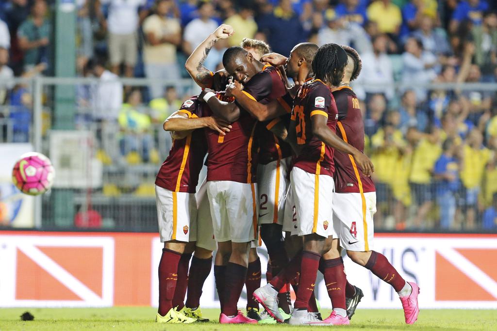 Roma comemora a vitória que a coloca na primeira posição provisoriamente na competição | GIAMPIERO SPOSITO/REUTERS