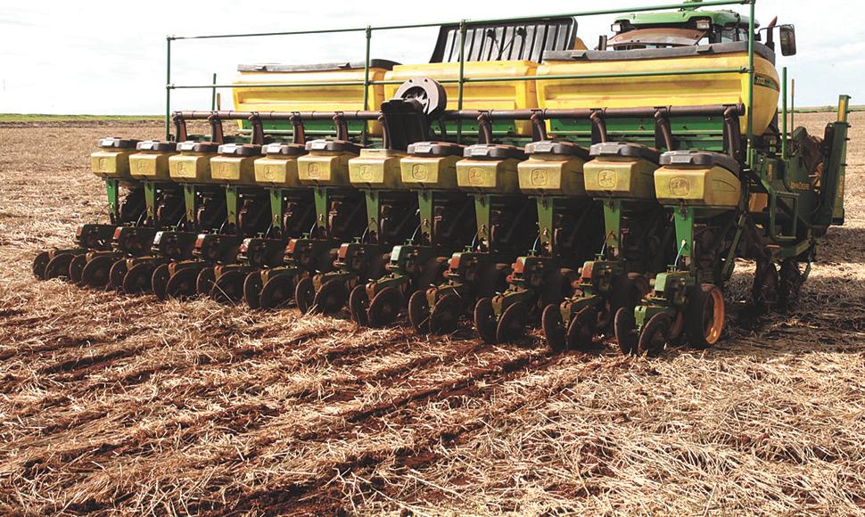 Plantio da safra de verão, iniciado ontem em lavoura de Campo Mourão. Depois de compararem despesas e receitas de cada cultura, agricultores diminuem área do milho para aumentar a da soja. | Dirceu Portugal/Gazeta do Povo