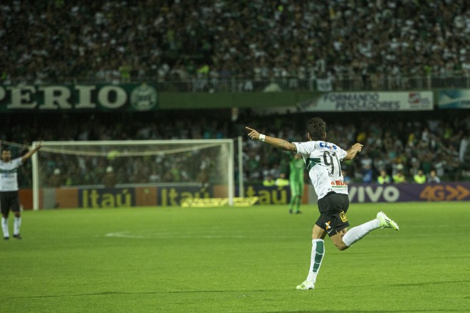 Foi o oitavo gol de Henrique Almeida pelo Coritiba neste Brasileirão. | Marcelo Andrade/Gazeta do Povo