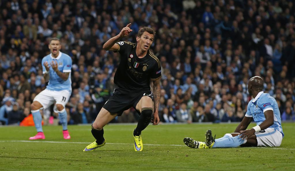 Mandzukic comemora gol da Juventus na vitória sobre o Manchester City. | Phil Noble/REUTERS