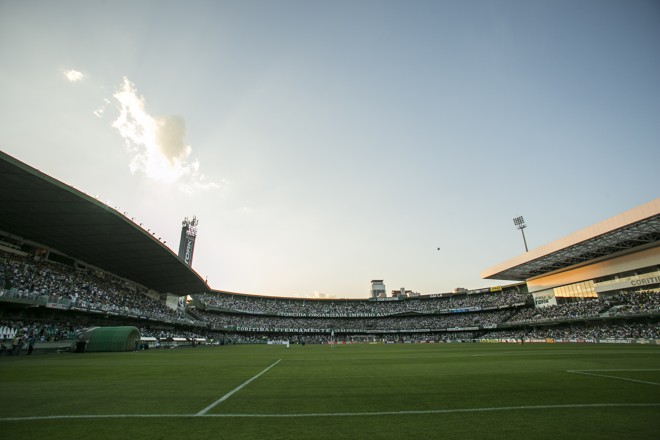 Couto Pereira praticamente lotado para o Atletiba. | Marcelo Andrade/Gazeta do Povo