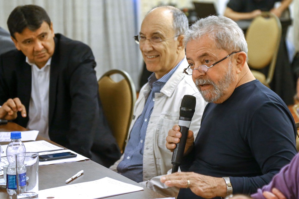 Ex-presidente Lula passou a quarta-feira reunido com o primeiro escalão do governo em busca de uma solução para a crise política. | Ricardo Stuckert / Instituto Lula