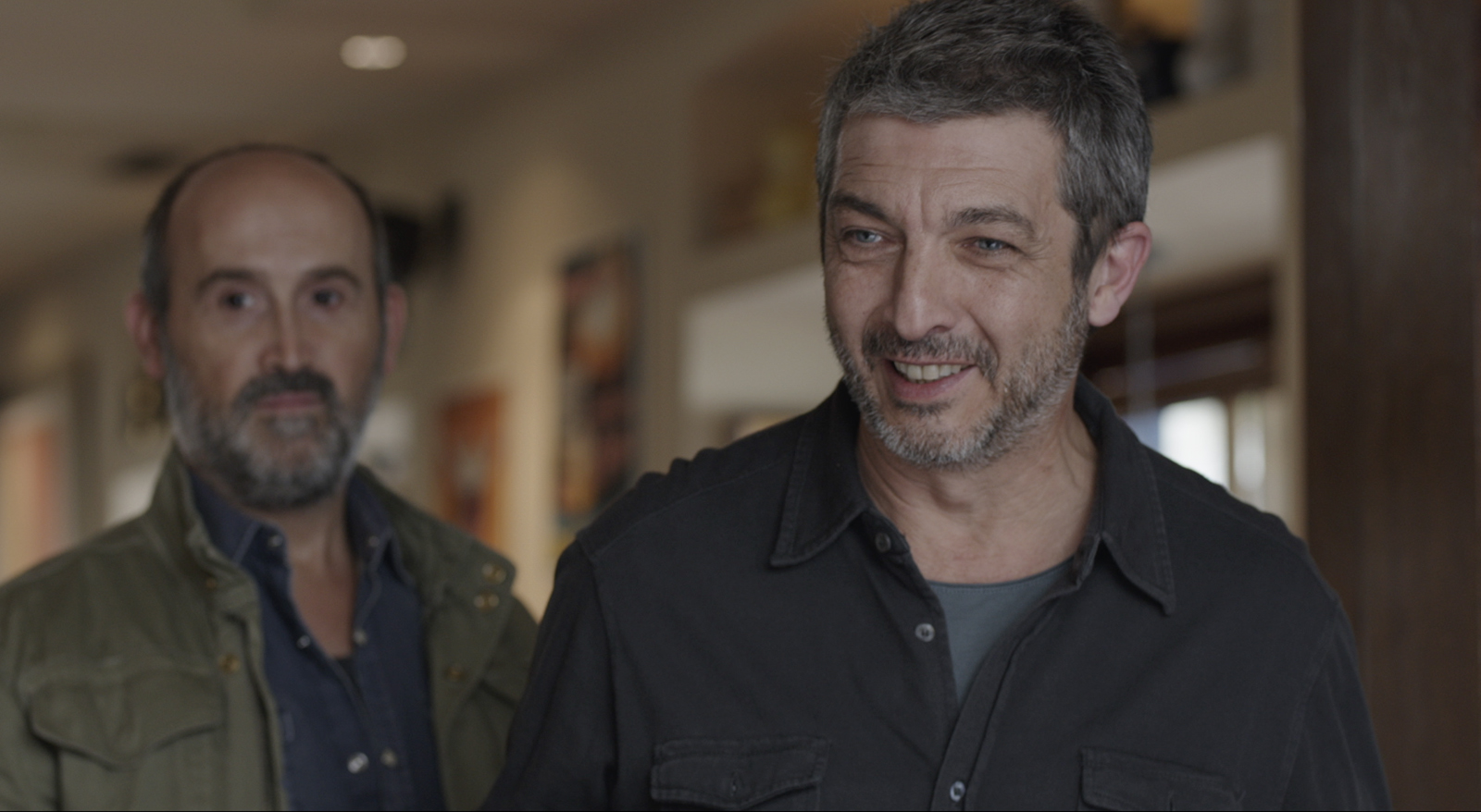 Astro argentino Ricardo Darín (à direita) e o ator espanhol Javier Cámara no drama “Truman”. | Divulgação