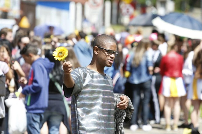 Movimento de fãs de Katy Perry já é grande no fim da manhã desta terça-feira (29), nos arredores da Pedreira Paulo Leminski. | Henry Milléo/Gazeta do Povo