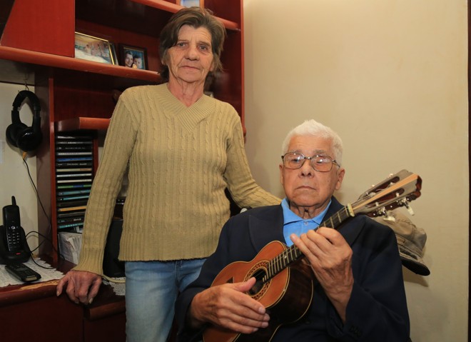 Moacyr em foto do dia 1.º de setembro de 2015, ao lado da esposa Matilde. Conheceram-se no auditório da Rádio PRB-2. | Pedro Serapio/Gazeta do Povo