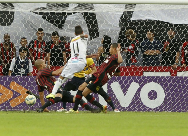 Biro-Biro chuta para marcar o segundo gol da vitória da Ponte Preta sobre o Atlético. | Daniel Castellano / Gazeta do Povo