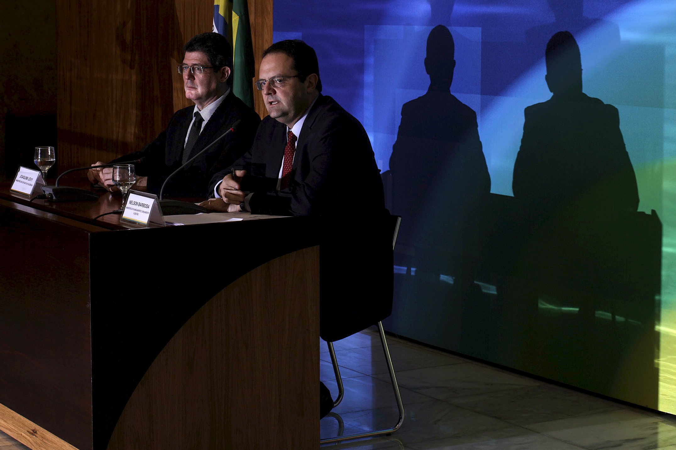 Nelson Barbosa (primeiro plano) ganha espaço e já é um dos principais nomes do governo Dilma. | Ueslei Marcelino/Reuters