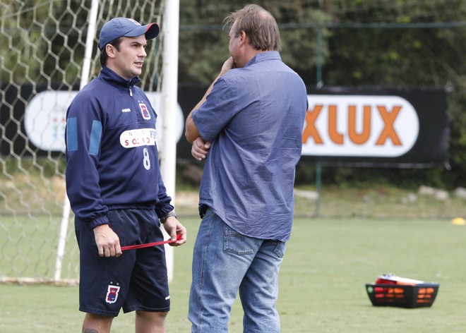 Fernando Miguel conversa com o gerente de futebol Mathias Lamers, um dos homens de confiança de Carlos Werner. | Aniele Nascimento/Gazeta do Povo