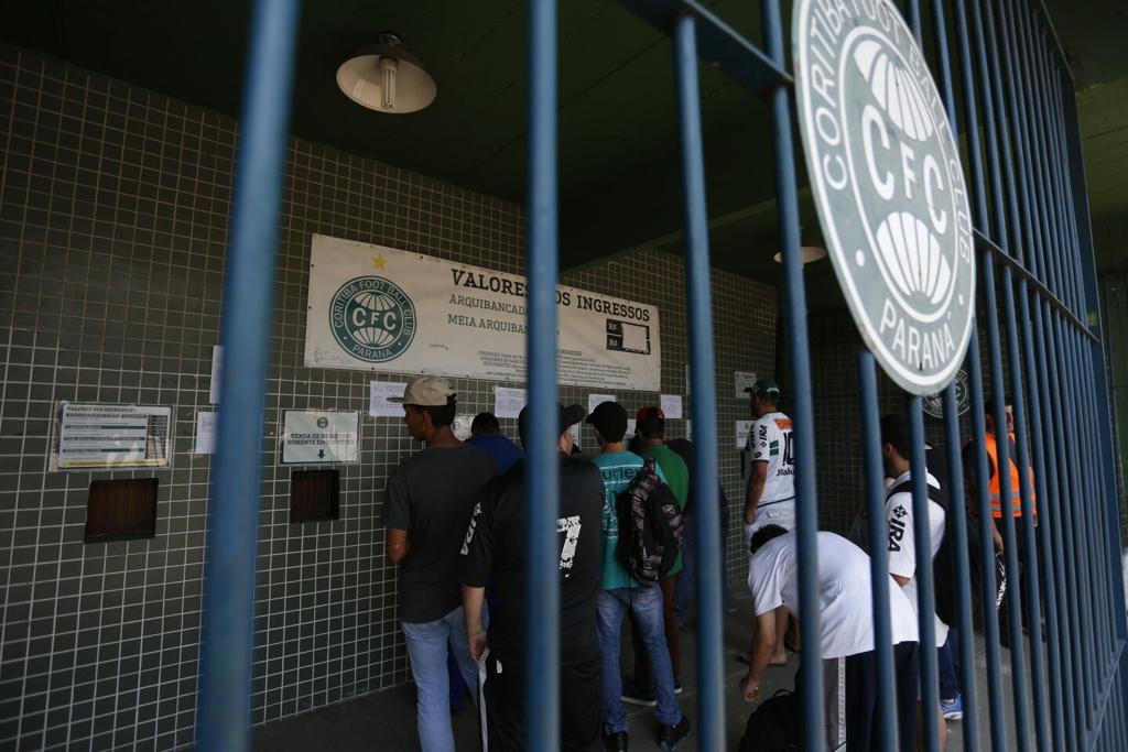 Torcedores do Coritiba compram ingressos no Alto da Glória para o clássico com o Atlético deste domingo: promessa de casa cheia. | Gerson Klaina/Tribuna do Paraná