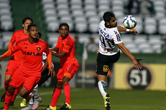 Henrique Almeida, do Coritiba, perde a bola na disputa com jogadores do Sport Recife. | Albari Rosa/Gazeta do Povo