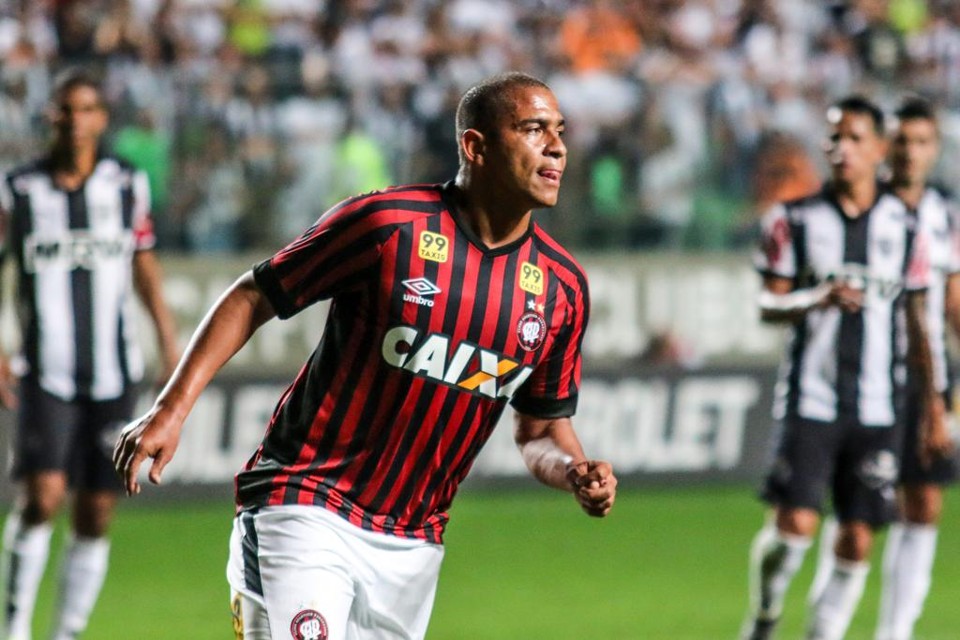 Walter marcou de pênalti o gol da vitória do Atlético. | Dudu Macedo / FotoArena