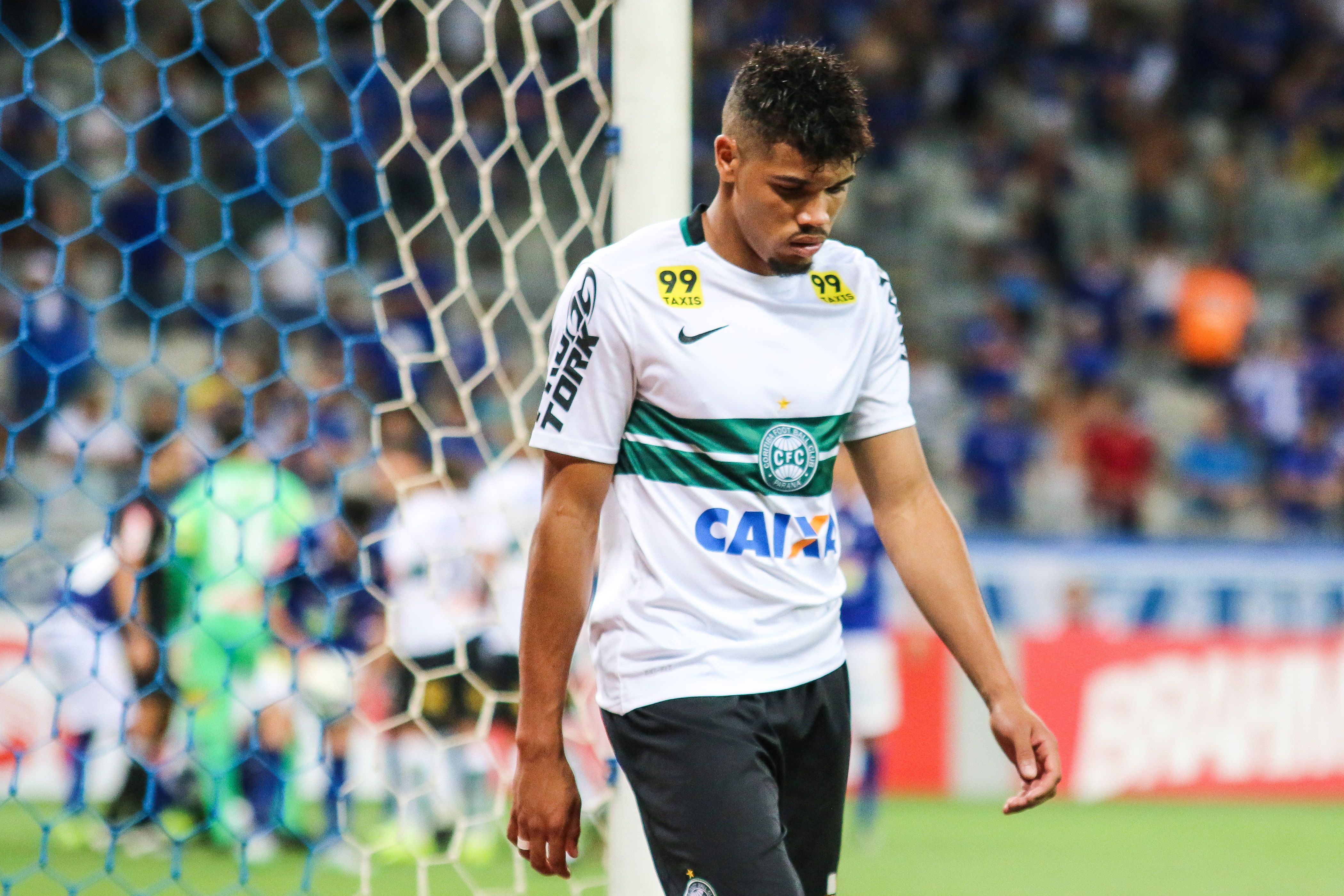 Juninho deixa o gramado do Mineirão após expulsão na derrota do Coritiba para o Cruzeiro. | Dudu Macedo/Fotoarena/Folhapress