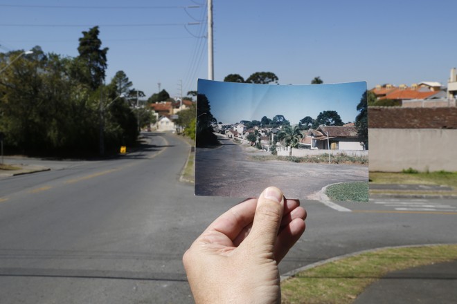 Moradora da rua há 48 anos, Márcia Josélia Grubba Pereira mostra foto antiga do endereço. | Henry Milleo/Gazeta do Povo