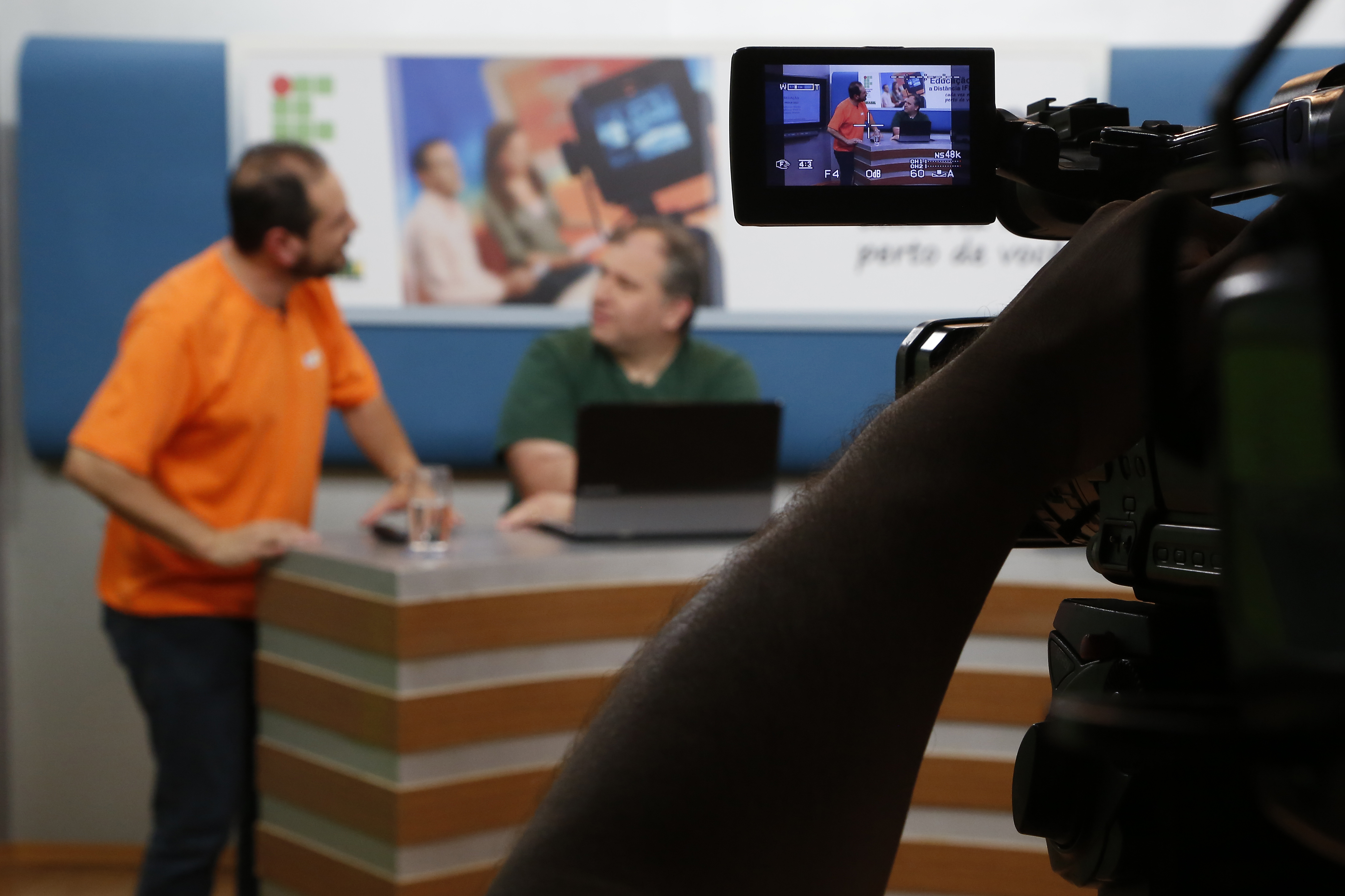 O professor Marlus no estúdio: 35 minutos de aula gravada. | Henry Milleo/Gazeta do Povo