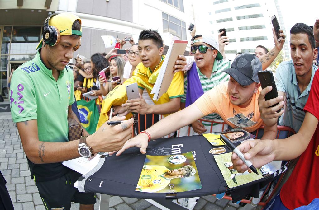 Neymar dá autógrafos para torcedores brasileiros. Ele fica no banco contra a Costa Rica. | Rafael Ribeiro/CBF
