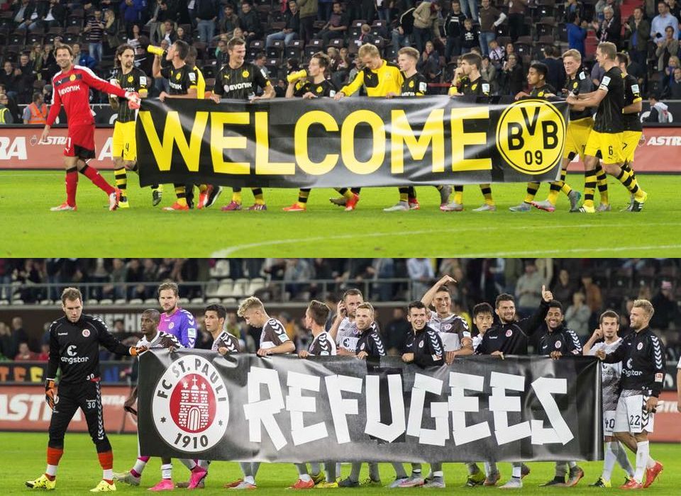Jogadores do Borussia Dortmund e Saint Pauli entram com mensagem de apoio aos refugiados no Campeonato Alemão. | Reprodução Facebook Borussia Dortmund/