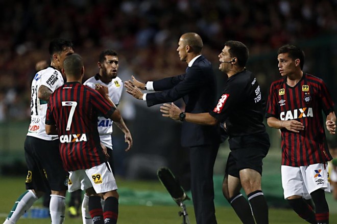 Paulinho e Hernández se desentendem e uma confusão se forma no banco de reservas do Atlético. | Albari Rosa/Gazeta do Povo