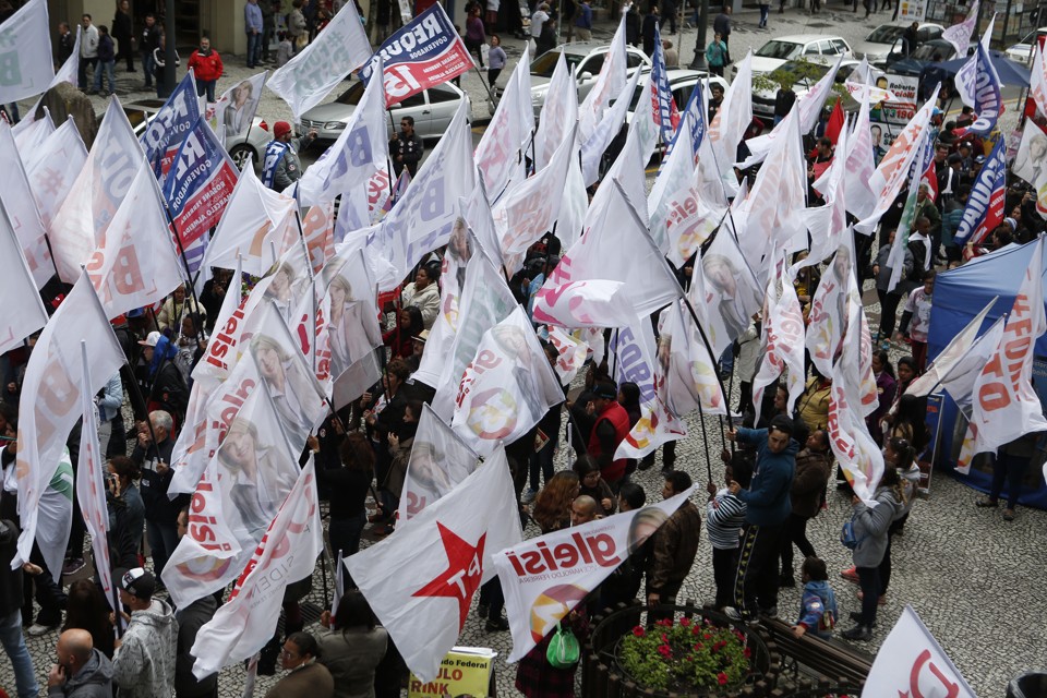 Militantes pagos caminham pelo Centro de Curitiba durante campanha para o governo no ano passado: financiamento em xeque. | Henry Milleo/Gazeta do Povo