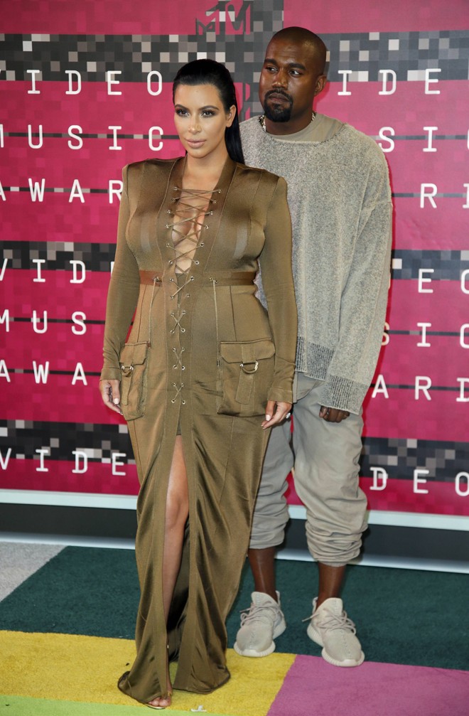 Kim Kardashian e Kanye West chegam ao tapete do VMA. | DANNY MOLOSHOK/REUTERS