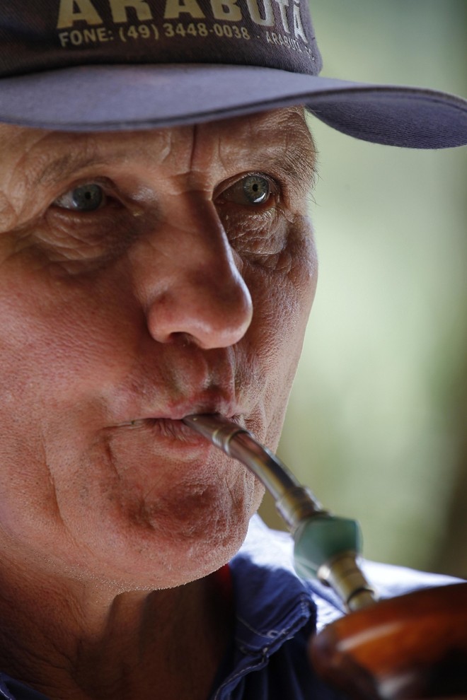 O chimarrão sempre foi um costume caseiro para Lino Roque Müller, 65 anos, mas virou negócio lucrativo com organização do setor. Foto: Jonathan Campos/Gazeta do Povo | 