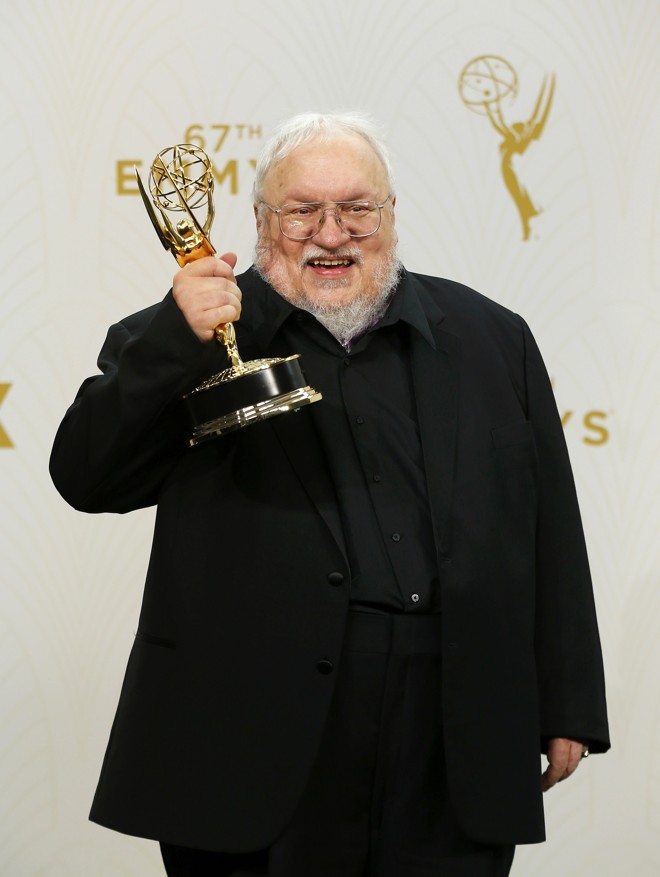 George R. R. Martin, o “culpado” por tudo, criador de “Game of Thrones”, mostra a estatueta de melhor série dramática. | MIKE BLAKE/REUTERS