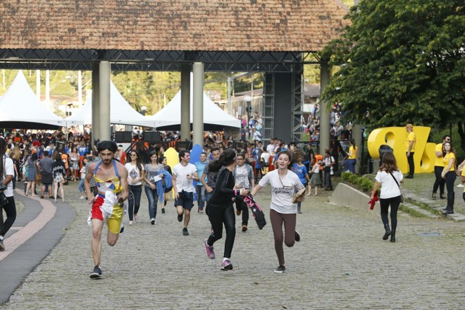 Fãs correm após abertura dos portões. | Hugo Harada/Gazeta do Povo