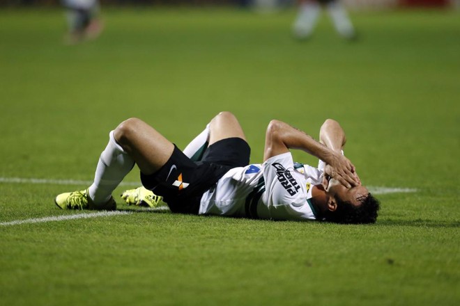 Em uma arrancada, Kléber teve uma lesão muscular e foi substituído. | Albari Rosa/Gazeta do Povo