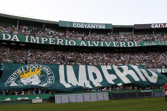 Torcida organizada Império Alviverde, do Coritiba, fazendo festa no Couto. | Albari Rosa/Gazeta do Povo