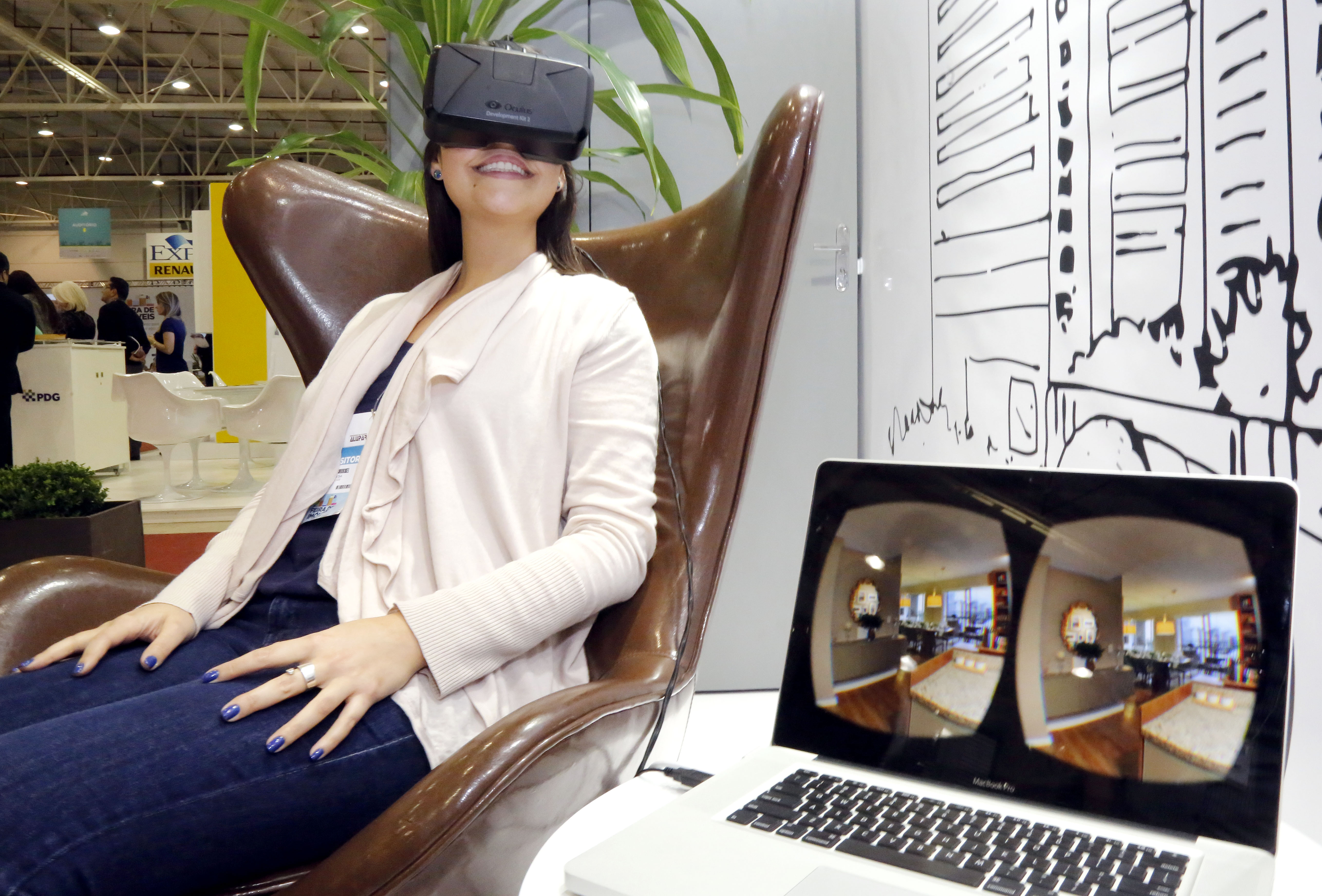 Óculos de realidade virtual permite que os clientes “visitem” o apartamento decorado sem sair do estande de vendas. | Pedro Serapio/Gazeta do Povo