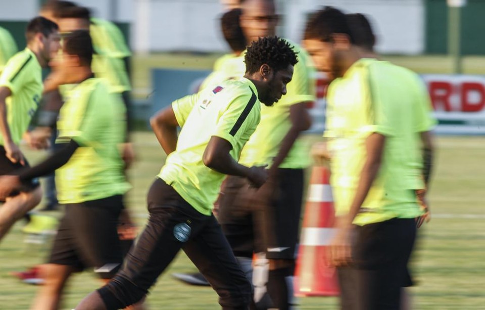 Negueba durante o treino do Coritiba. | Daniel Castellano/Gazeta do Povo