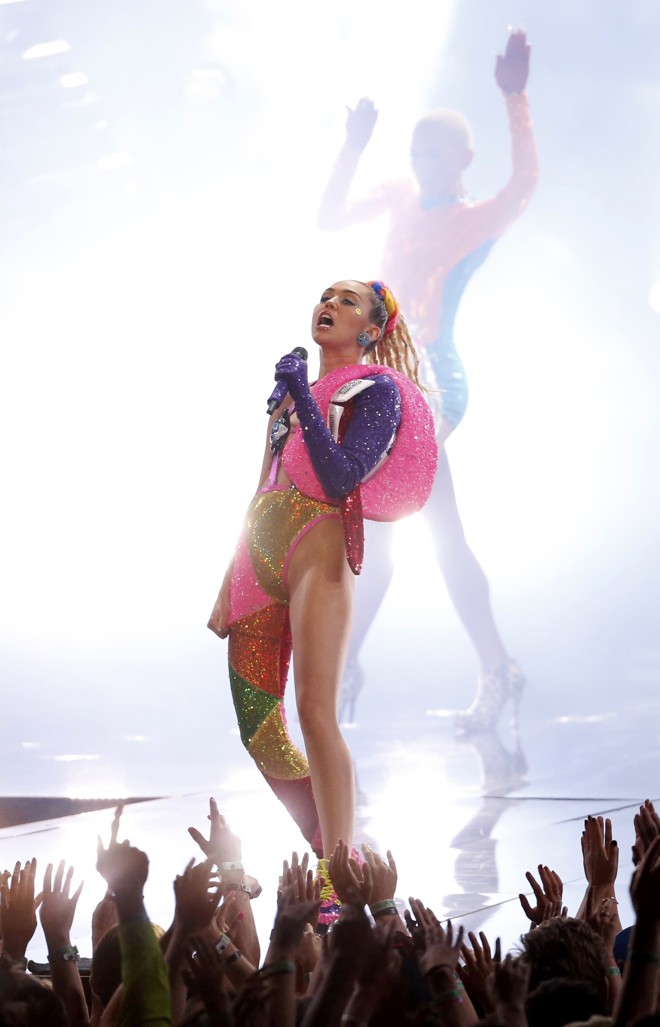 Para cantar a música “Do it”, Miley apostou em roupa brilhante e colorida. | MARIO ANZUONI/REUTERS