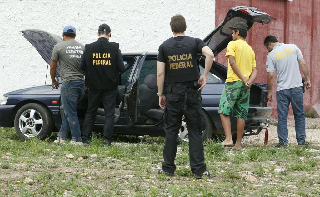Policiais cumprem mandados no bairro Borda do Campo, em São José dos Pinhais | Aniele Nascimento/Gazeta do Povo