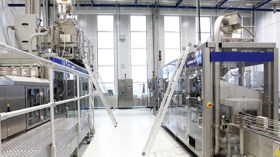 Fábrica da SIG Combibloc em Campo Largo: empresa incluiu neste ano mais R$ 221 milhões em investimentos no Paraná Competitivo. | Antônio More/Gazeta do Povo