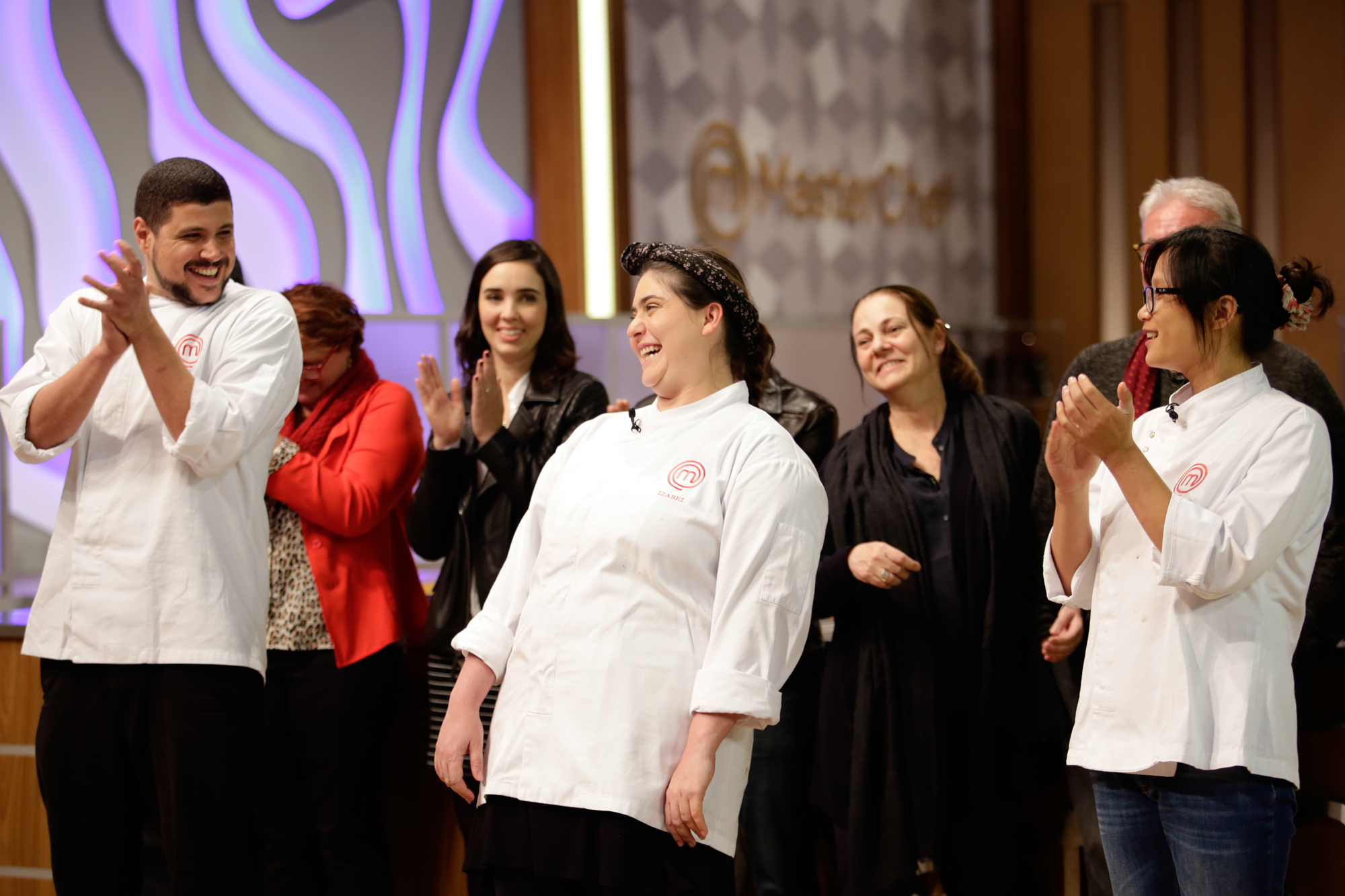 Izabel sorri ao vencer a prova na semifinal do “MasterChef”; Jiang (à dir.) foi eliminada no mesmo dia. | Divulgação