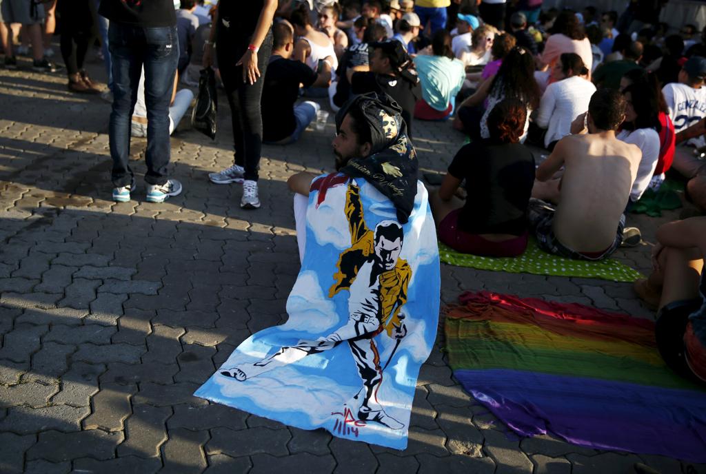 Fã à espera do show do Queen. | PILAR OLIVARES/REUTERS