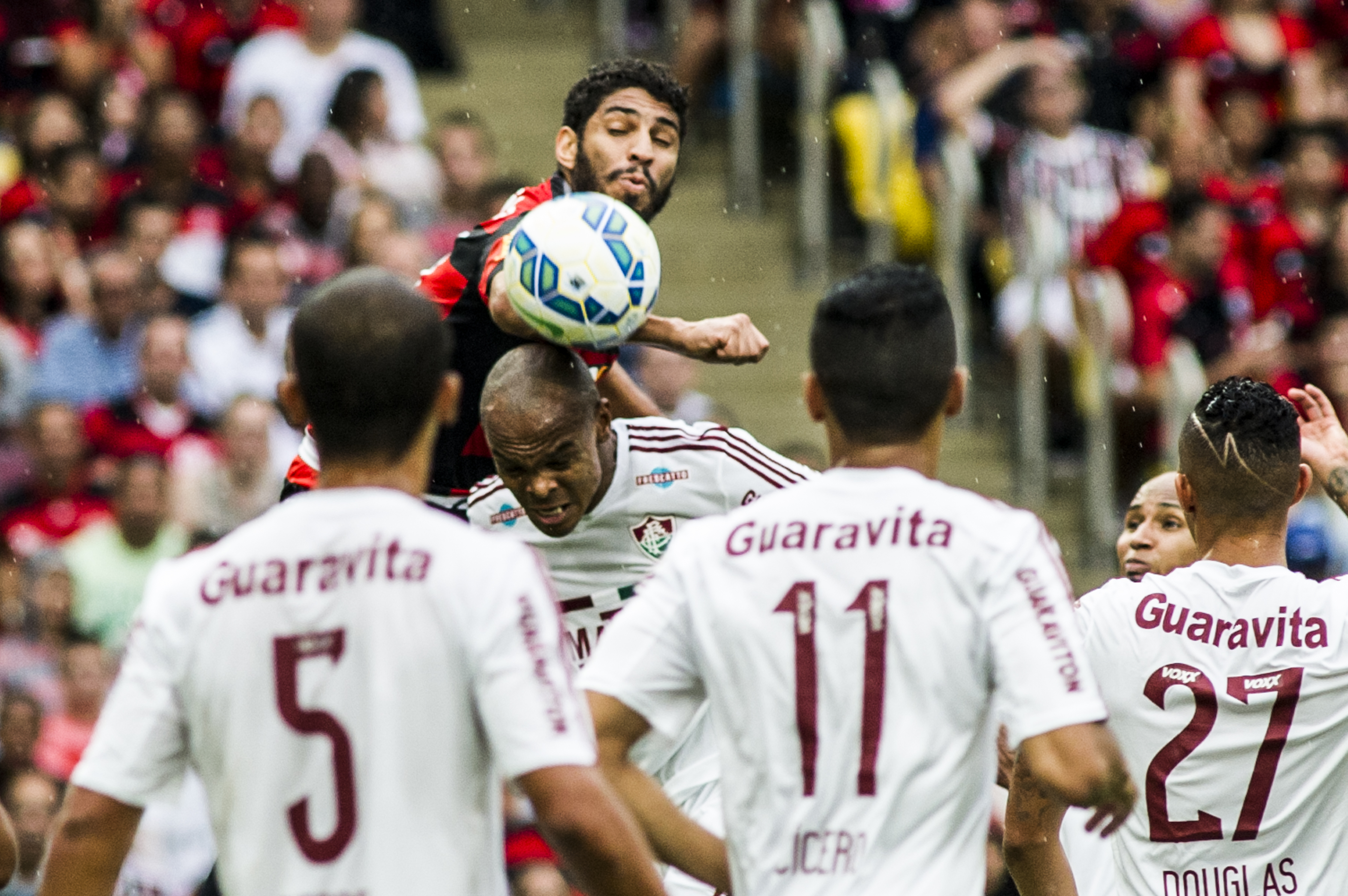 Wallace ajeita com a mão bola que Emerson Sheik mandou para as redes do Fluminense. | Fotoarena/Folhapress