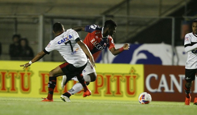 Lateral Rafael Carioca tenta passar pela marcação do Atlético-GO | Antônio More / Gazeta do Povo