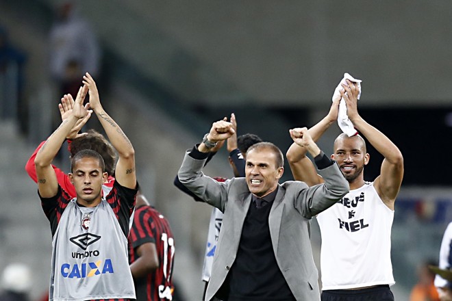 O treinador sempre comemora com os jogadores nas vitórias. | Albari Rosa/Gazeta do Povo