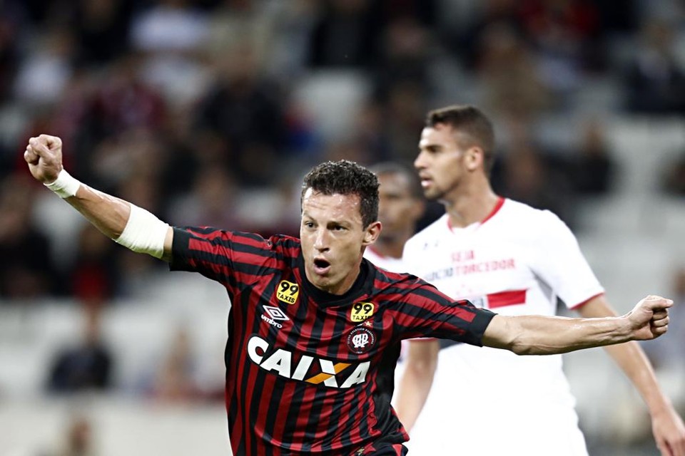 Gustavo foi titular do Atlético durante o início do Brasileiro até perder espaço para o chileno Vilches. | Albari Rosa/Gazeta do Povo
