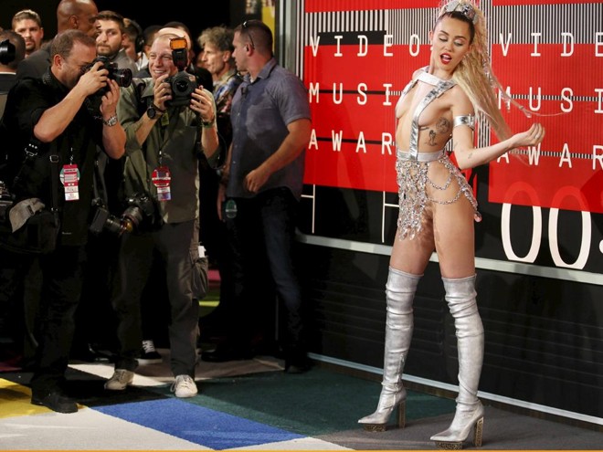 Um dos looks com mais “pele à mostra” da noite, a roupa utilizada por Miley em sua chegada ao VMA chamou atenção dos fotógrafos. | DANNY MOLOSHOK/REUTERS