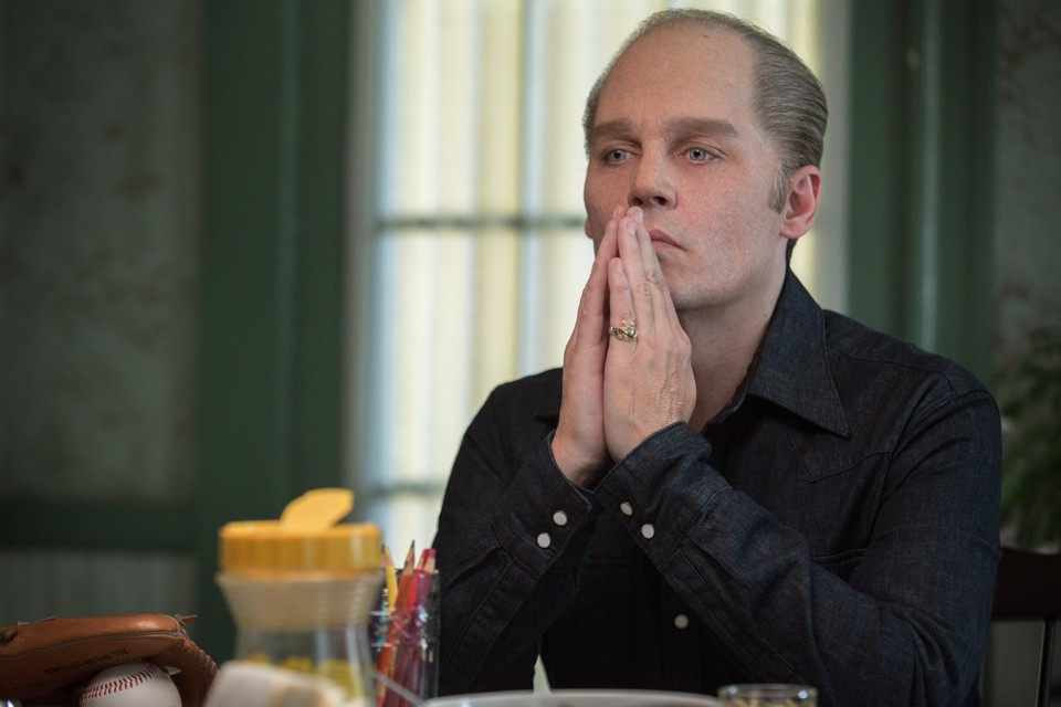 Johnny Depp com maquiagem carregada em “Aliança do Crime”. | Divulgação