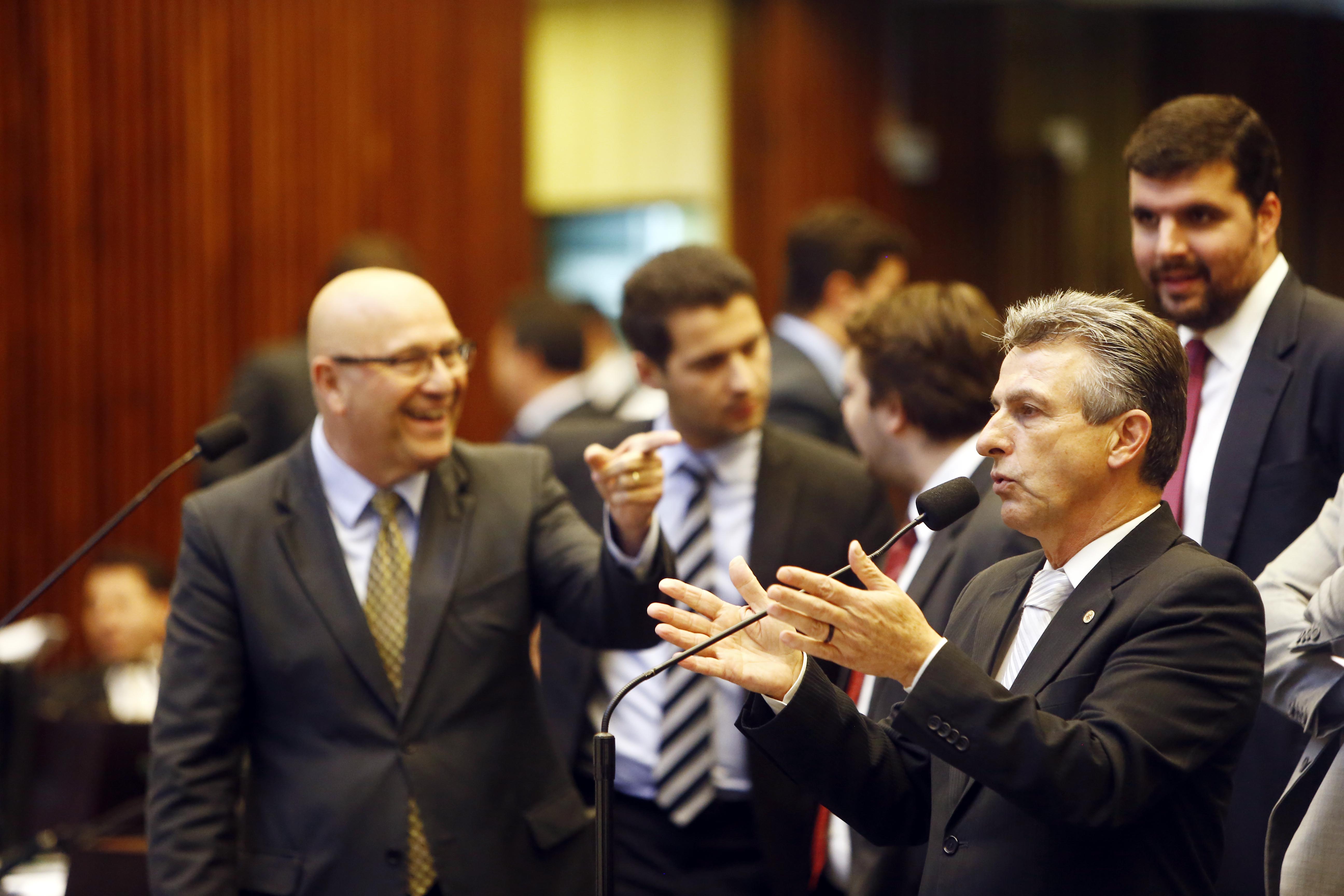 Romanelli, líder do governo (ao fundo), com Veneri, da oposição: acordo mudou trechos polêmicos, como o que previa que o consumidor de comércio on-line teria de pagar imposto não recolhido pela empresa. | Albari Rosa/Gazeta do Povo