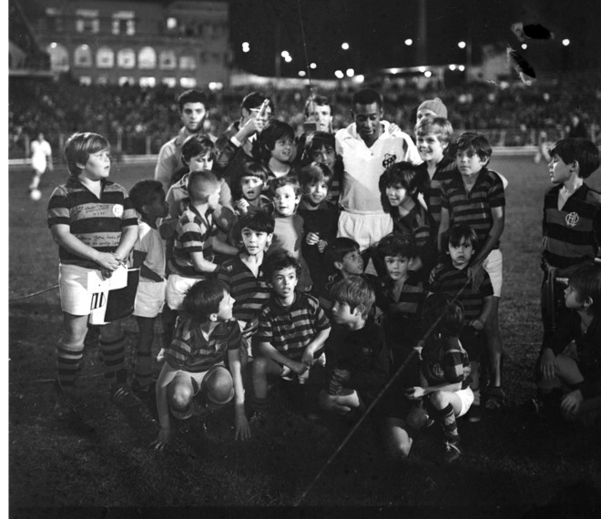 Em 1970, novamente Pelé era a atração, impulsionado pelo tri do México. O Furacão venceu por 1 a 0, mas os pequenos rubro-negros queriam ver o camisa 10. | 