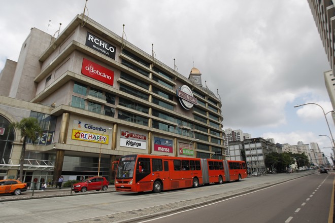 Instalado na via, Shopping Estação abriga centro de compras e o Museu Ferroviário. | Jonathan Campos/Gazeta do Povo
