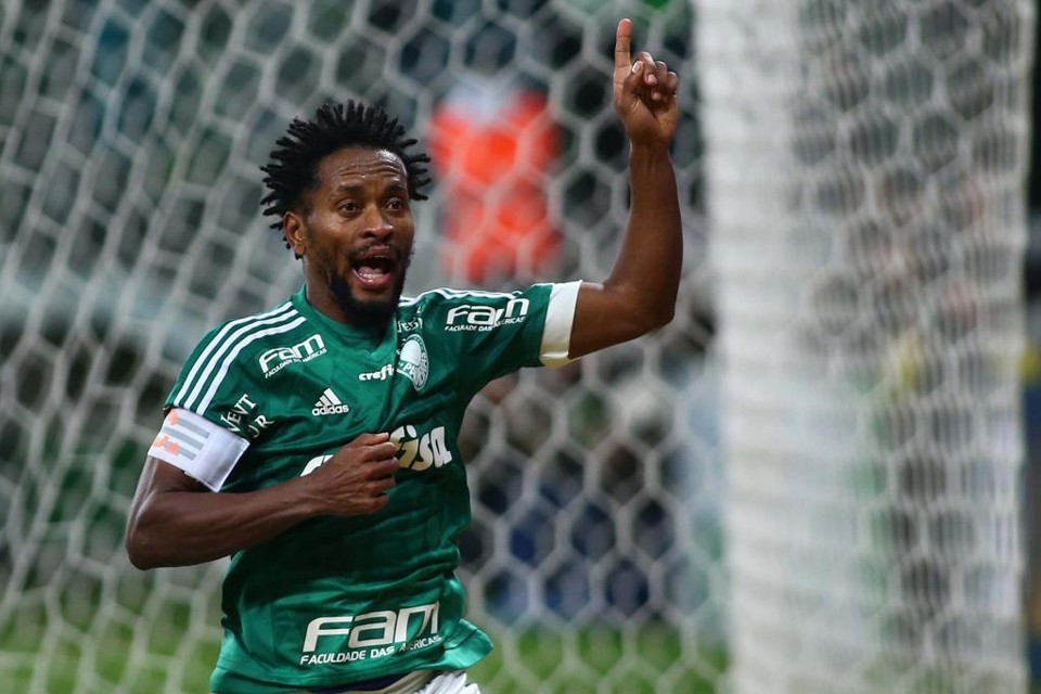 Zé Roberto comemora o segundo gol do Palmeiras, marcado de pênalti, na vitória sobre o Figueirense. | Marcos Bezerra/Futura Press/Folhapress