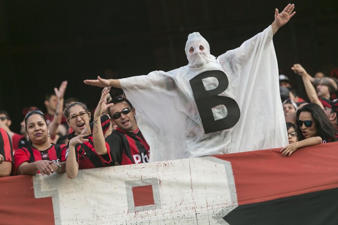 Fantasma da Série B. Torcida do Atlético provoca o Coritiba, que luta para não cair de divisão. | Marcelo Andrade/Gazeta do Povo