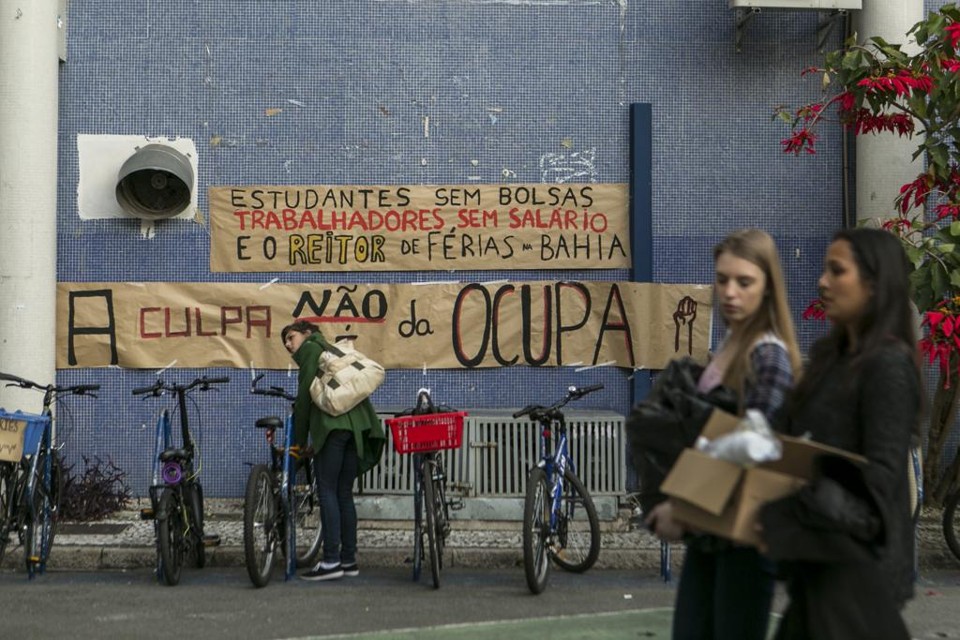 Prédio está ocupado por estudantes desde o dia 31 de agosto | Marcelo Andrade/Gazeta do Povo