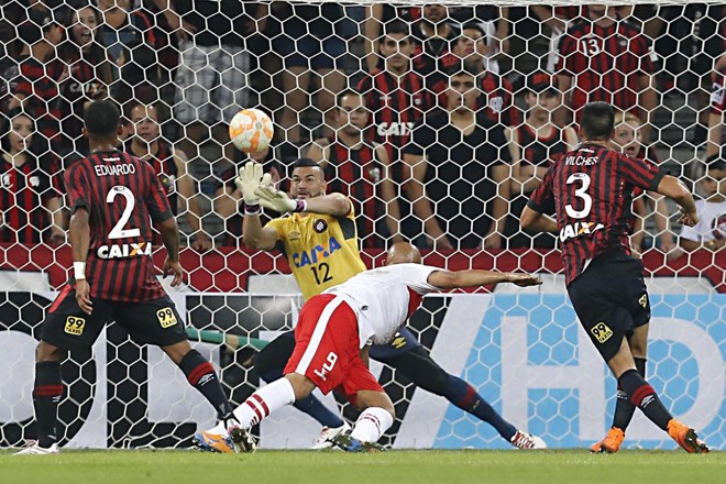 Goleiro Weverton salvou o Atlético de sofrer um gol no primeiro tempo. | Albari Rosa/Gazeta do Povo