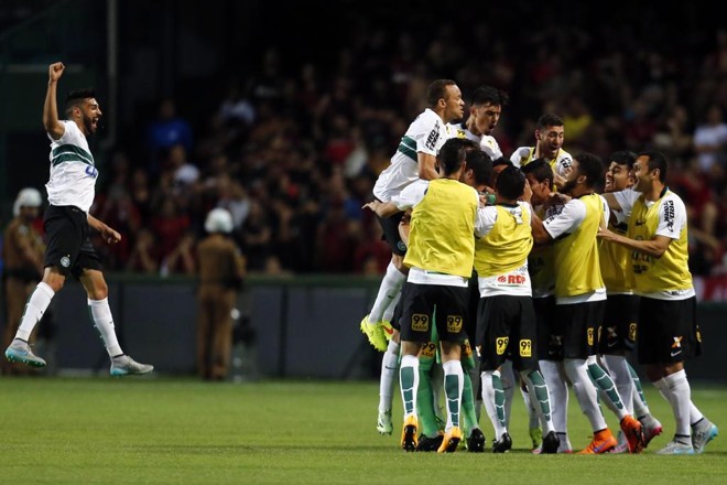 Jogadores do Coritiba comemoram o gol marcado por Henrique Almeida. | Albari Rosa/Gazeta do Povo