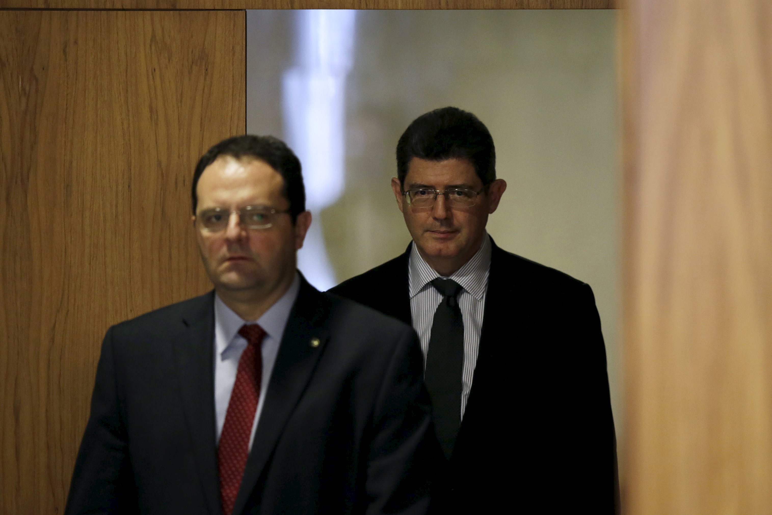 Nelson Barbosa (primeiro plano), do Planejamento, e Joaquim Levy, da Fazenda: bomba fiscal. | Ueslei Marcelino/Reuters